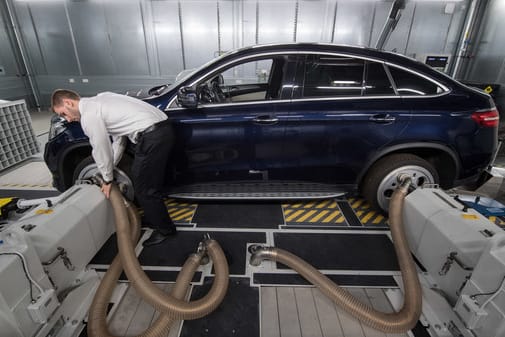 Auto auf einem Prüfstand: Ab September 2018 gilt die Abgasnorm 6d-TEMP für alle neuwagen. (Symbolbild)