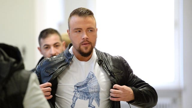 Der deutsche Rapper Kollegah (r) zahlt nun doch eine Geldstrafe von 18 000 Euro für den Angriff auf einen Konzertbesucher. Der deutsche Rapper Kollegah (r) zahlt nun doch eine Geldstrafe von 18 000 Euro für den Angriff auf einen Konzertbesucher.