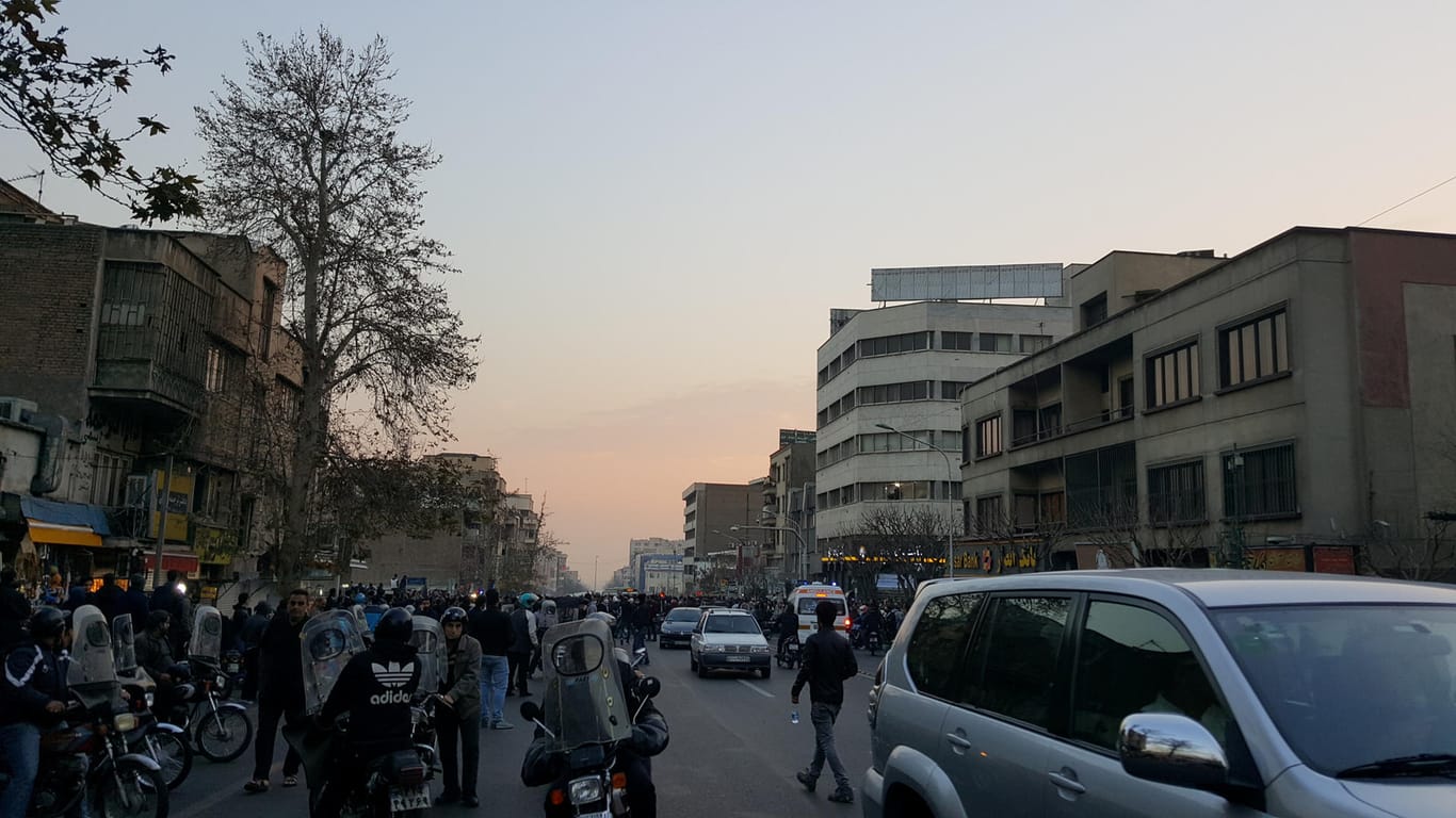 Seit Tagen protestieren Iraner überall im Land, auch wie hier im Bild in der Hauptstadt Teheran