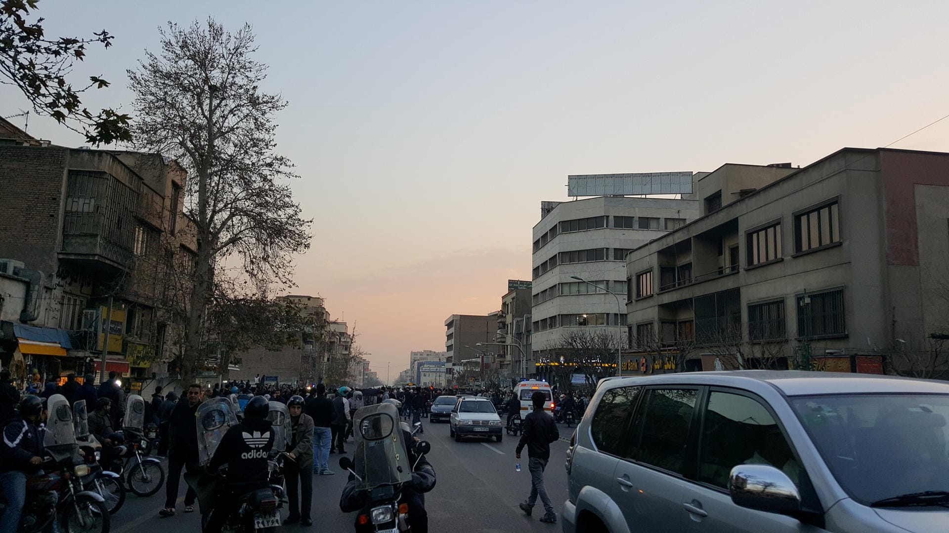 Seit Tagen protestieren Iraner überall im Land, auch wie hier im Bild in der Hauptstadt Teheran Seit Tagen protestieren Iraner überall im Land, auch wie hier im Bild in der Hauptstadt Teheran