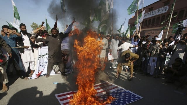 Damit war nach dem Trump-Tweet zu rechnen: Unterstützer einer religiösen Gruppierung verbrennen in Karachi (Pakistan) eine US-Flagge. Damit war nach dem Trump-Tweet zu rechnen: Unterstützer einer religiösen Gruppierung verbrennen in Karachi (Pakistan) eine US-Flagge.