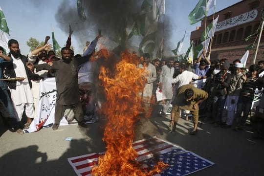 Damit war nach dem Trump-Tweet zu rechnen: Unterstützer einer religiösen Gruppierung verbrennen in Karachi (Pakistan) eine US-Flagge.