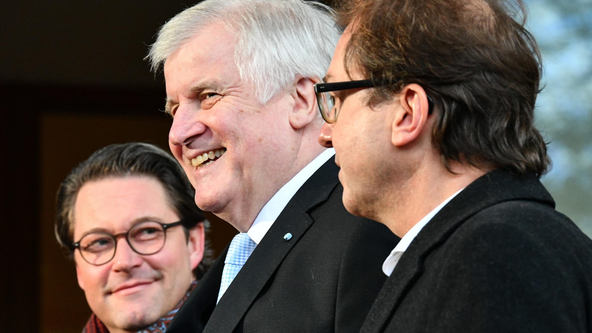 Die CSU pocht auf Verschärfungen in der Flüchtlingspolitik: Der CSU-Vorsitzende Horst Seehofer (Mitte), CSU-Generalsekretär Andreas Scheuer (links) und CSU-Landesgruppenchef Alexander Dobrindt (rechts). Die CSU pocht auf Verschärfungen in der Flüchtlingspolitik: Der CSU-Vorsitzende Horst Seehofer (Mitte), CSU-Generalsekretär Andreas Scheuer (links) und CSU-Landesgruppenchef Alexander Dobrindt (rechts).