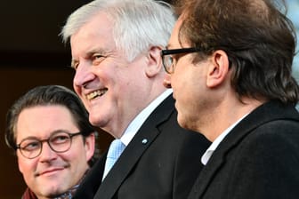 Die CSU pocht auf Verschärfungen in der Flüchtlingspolitik: Der CSU-Vorsitzende Horst Seehofer (Mitte), CSU-Generalsekretär Andreas Scheuer (links) und CSU-Landesgruppenchef Alexander Dobrindt (rechts).