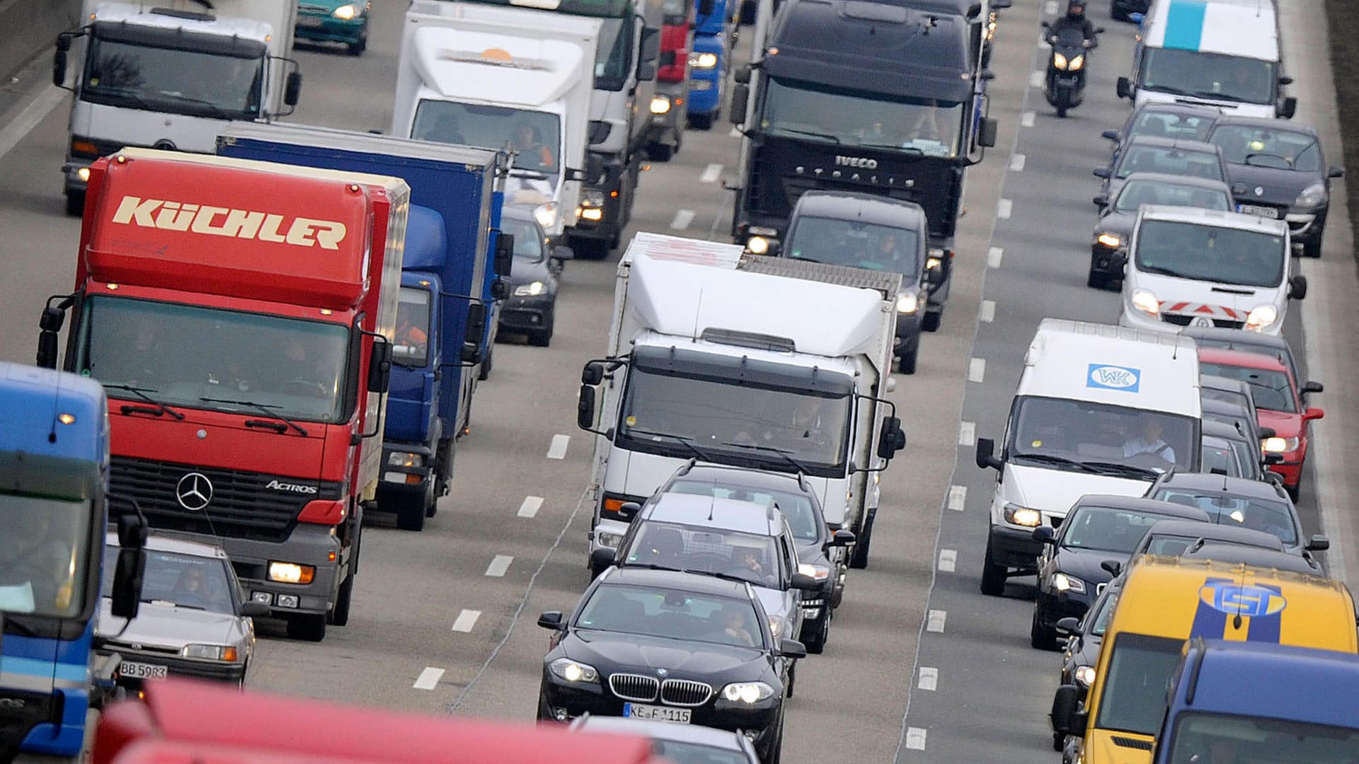 Autos stehen auf der Autobahn A3 bei Leverkusen (Nordrhein-Westfalen) im Stau.