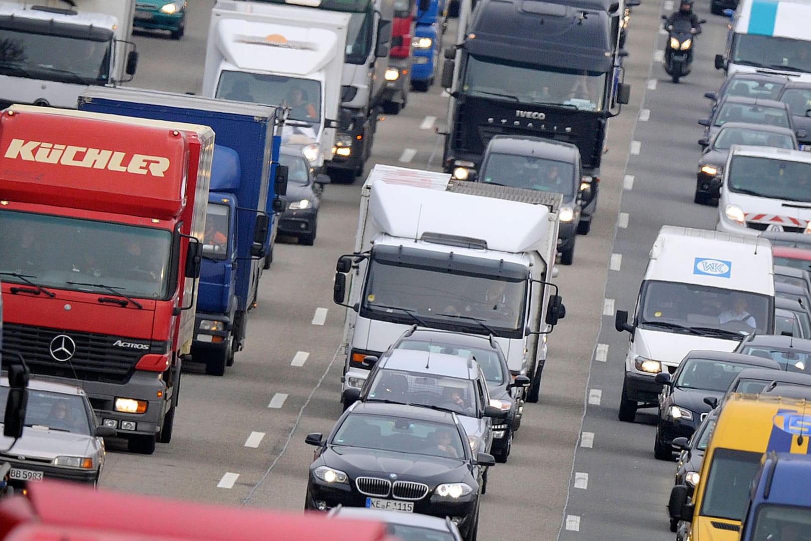 Autos stehen auf der Autobahn A3 bei Leverkusen (Nordrhein-Westfalen) im Stau.