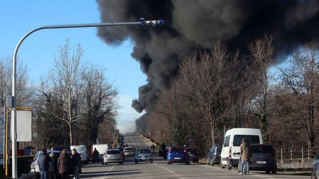 Eine schwarze Rauchwolke steigt über der Autobahn auf. Eine schwarze Rauchwolke steigt über der Autobahn auf.