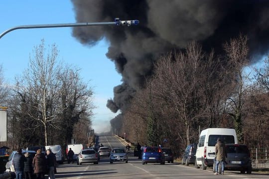 Eine schwarze Rauchwolke steigt über der Autobahn auf.