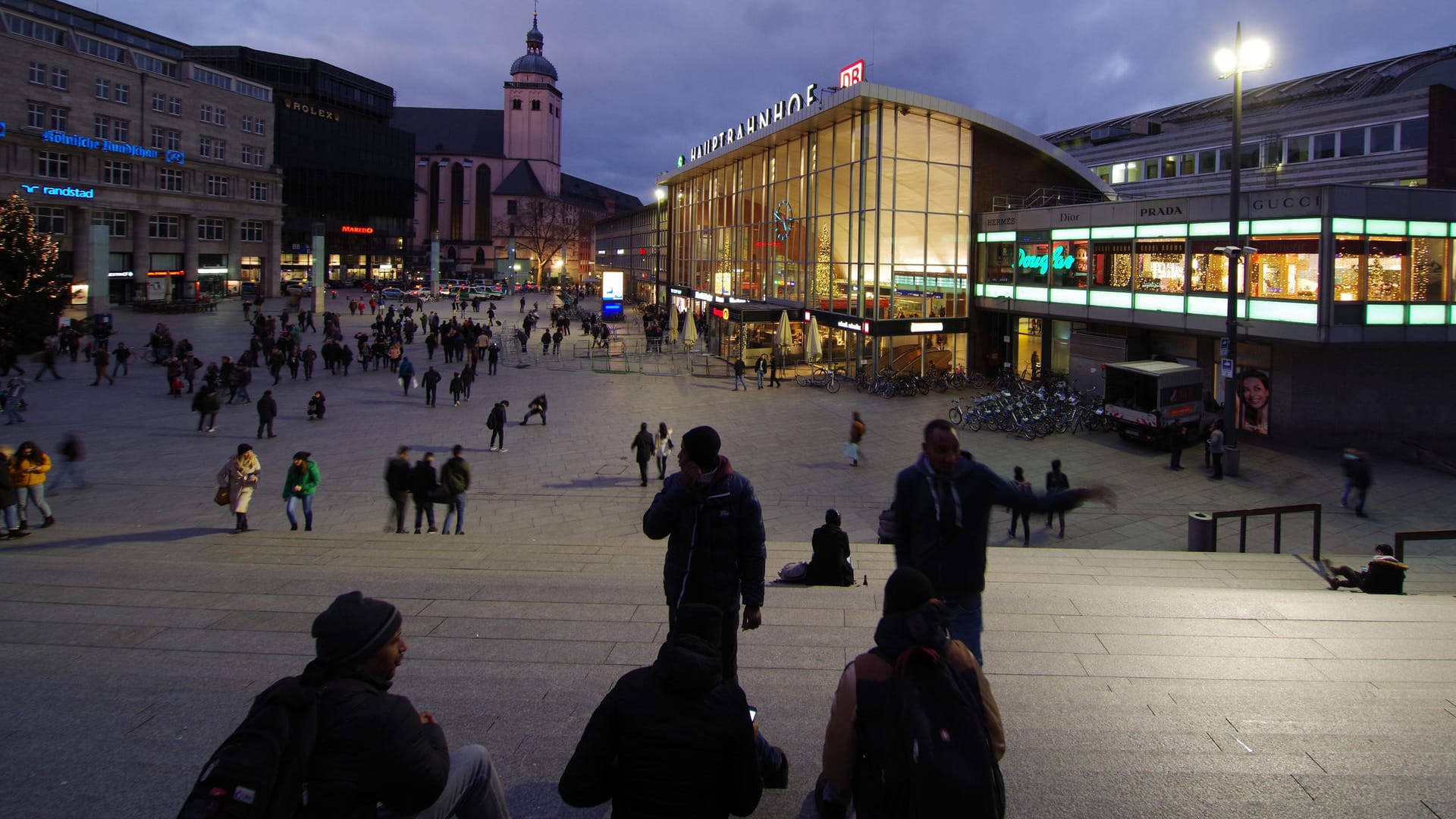 Junge Migranten vor dem Hauptbahnhof in Köln: Forscher machen Vorschläge, um Kriminalität unter Flüchtlingen zu verhindern.