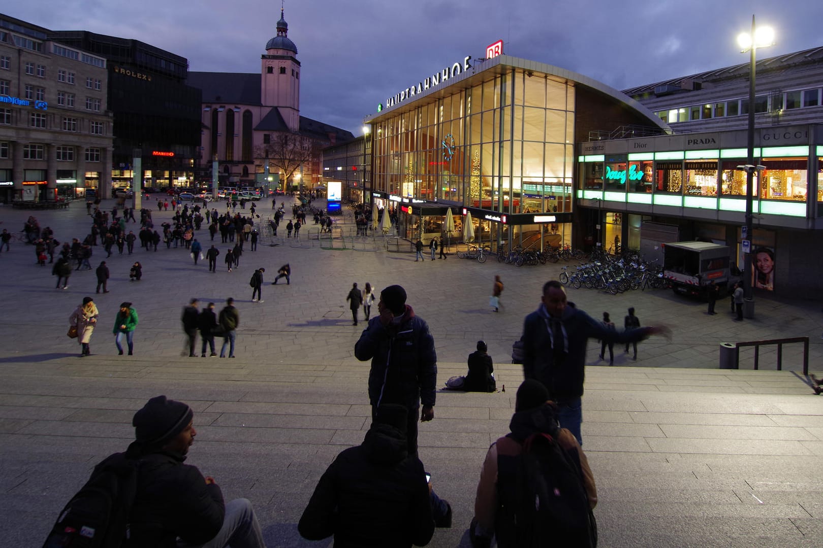 Junge Migranten vor dem Hauptbahnhof in Köln: Forscher machen Vorschläge, um Kriminalität unter Flüchtlingen zu verhindern.