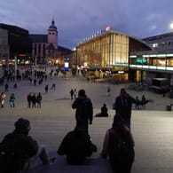 Junge Migranten vor dem Hauptbahnhof in Köln: Forscher machen Vorschläge, um Kriminalität unter Flüchtlingen zu verhindern.