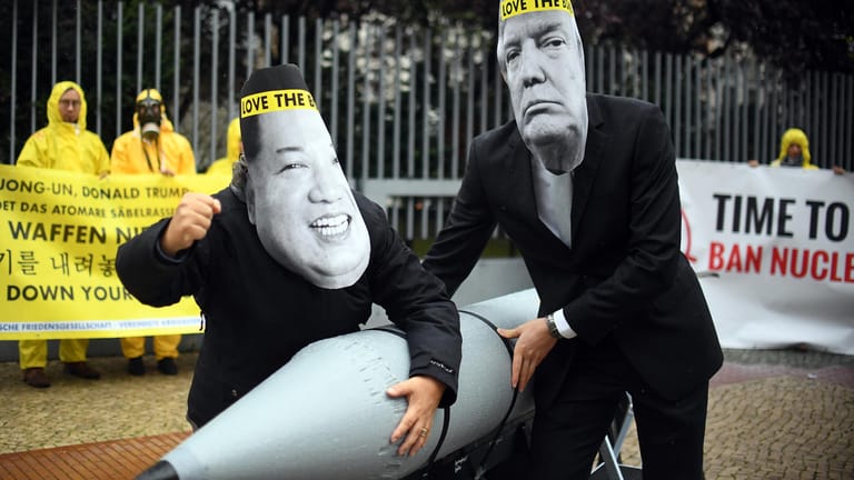 Protestaktion gegen den Atomkonflikt: Tatsächlich streiten US-Präsident Trump und Diktatot Kim nun über die Größe ihrer Atomwaffenknöpfe.