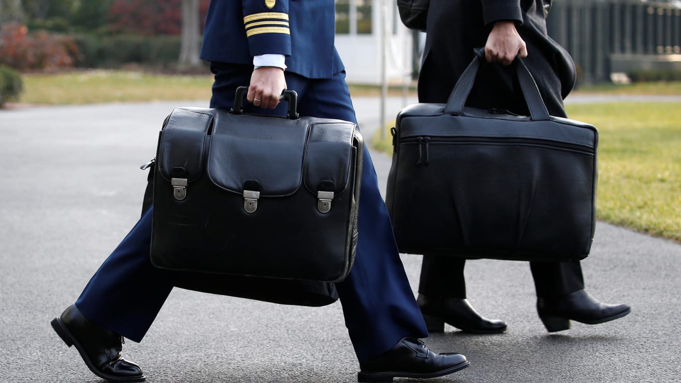 Ein Militärangehöriger trägt den "nuklearen Football": In dem Koffer werden die Codes für das US-Nuklearwaffenarsenal verwahrt.