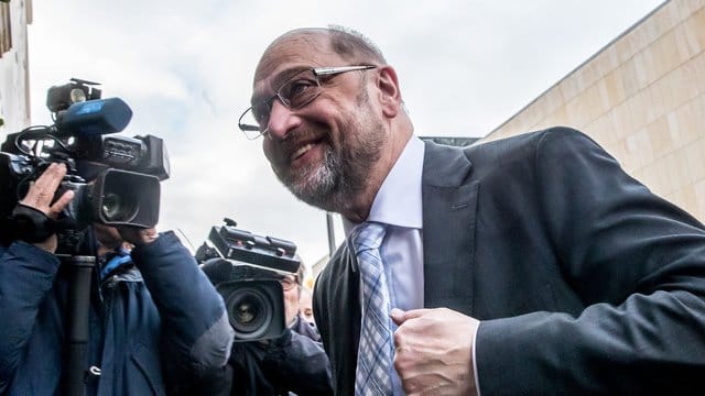 SPD-Chef Martin Schulz auf dem Weg zum Treffen der Partei- und Fraktionschefs von CDU, CSU und SPD in der Bayerischen Landesvertretung in Berlin. SPD-Chef Martin Schulz auf dem Weg zum Treffen der Partei- und Fraktionschefs von CDU, CSU und SPD in der Bayerischen Landesvertretung in Berlin.