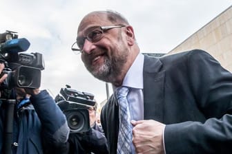SPD-Chef Martin Schulz auf dem Weg zum Treffen der Partei- und Fraktionschefs von CDU, CSU und SPD in der Bayerischen Landesvertretung in Berlin.