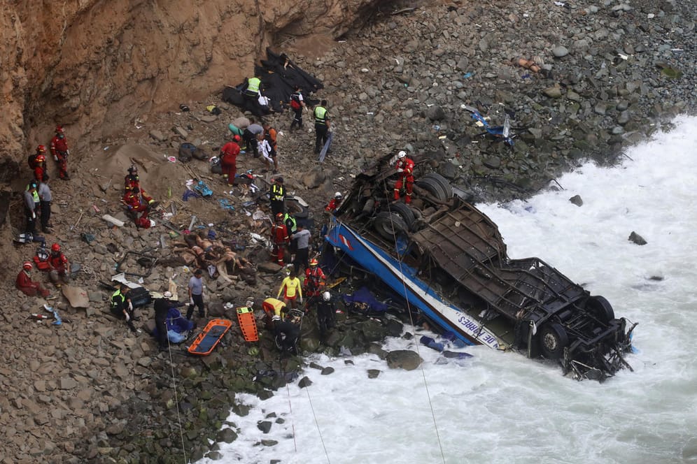 Der Bus war mit einem Sattelschlepper kollidiert, worauf er 80 Meter tief auf einen Strand stürzte.