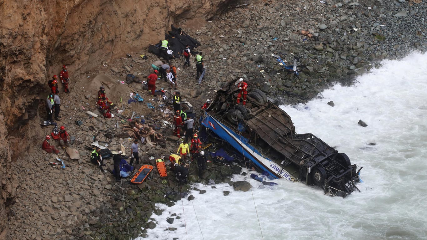 Der Bus war mit einem Sattelschlepper kollidiert, worauf er 80 Meter tief auf einen Strand stürzte.