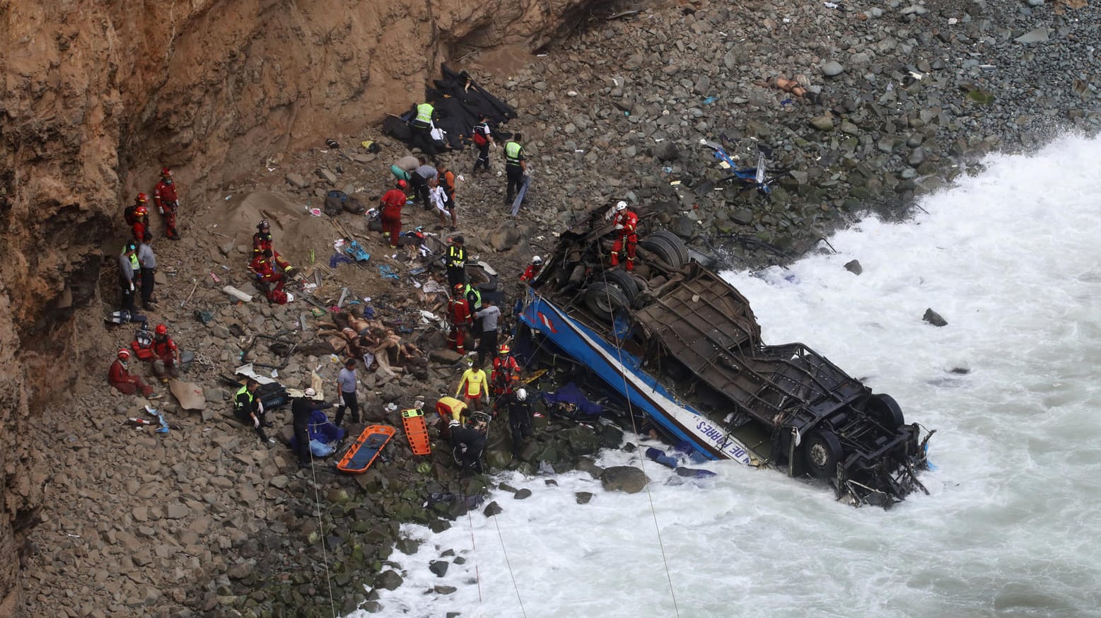 Der Bus war mit einem Sattelschlepper kollidiert, worauf er 80 Meter tief auf einen Strand stürzte. Der Bus war mit einem Sattelschlepper kollidiert, worauf er 80 Meter tief auf einen Strand stürzte.