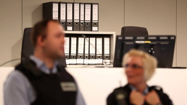 Justizbeamte stehen vor Gerichtsakten im Prozesssaal beim Auftakt des Loveparade-Strafprozesses. Justizbeamte stehen vor Gerichtsakten im Prozesssaal beim Auftakt des Loveparade-Strafprozesses.