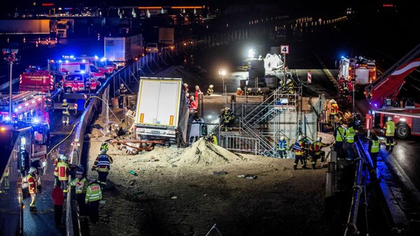 Ein Sattelzug ist auf der Autobahn 8 bei Stuttgart in die Baugrube einer Tunnelbaustelle gekracht.