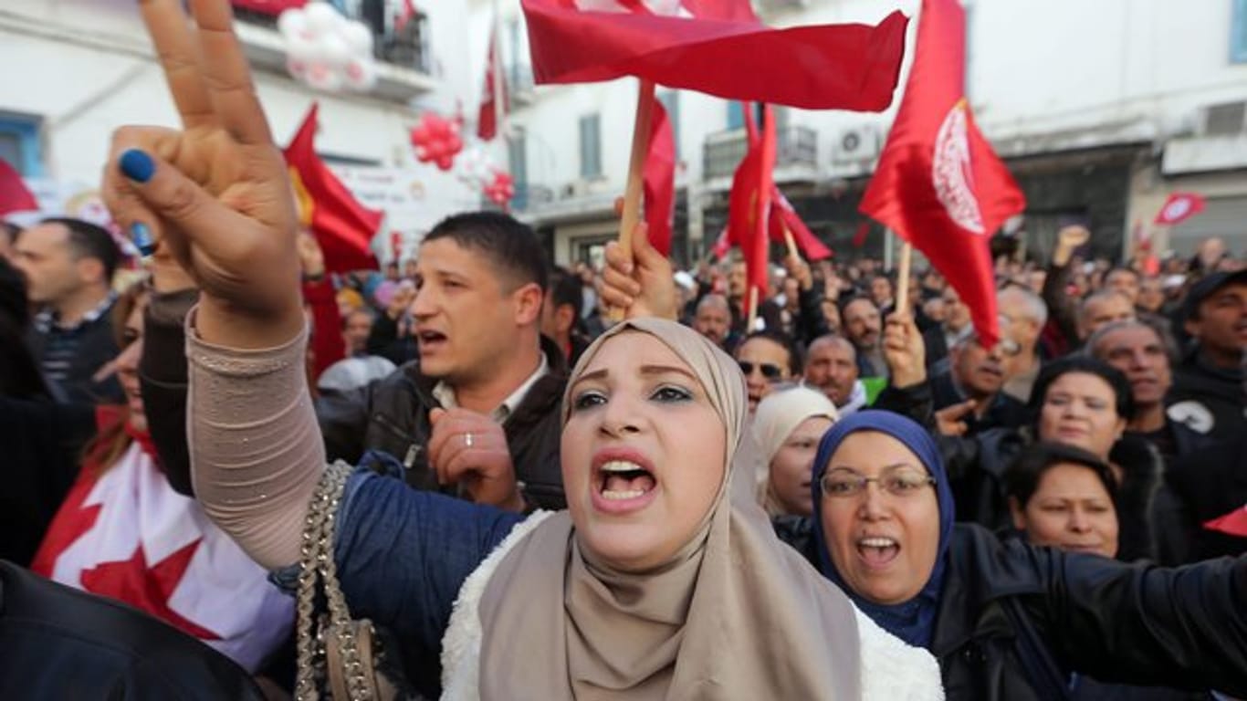 Tunesier nehmen in Tunis an einer Veranstaltung zum fünften Jahrestag des Aufstandes in Tunesien teil.