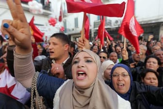 Tunesier nehmen in Tunis an einer Veranstaltung zum fünften Jahrestag des Aufstandes in Tunesien teil.