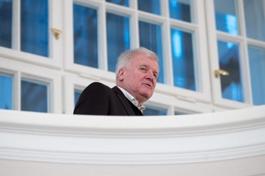 Horst Seehofer, Vorsitzender der CSU, kommt in Berlin zu einem Treffen der Partei- und Fraktionschefs von CDU, CSU und SPD in Berlin.