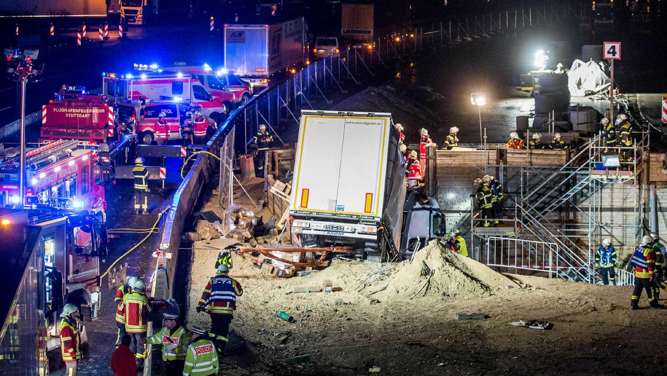 Einsatzkräfte von Feuerwehr und Ambulanz führen in Denkendorf auf A8 Rettungs- und Bergungsarbeiten an der Tunnelbaustelle durch.