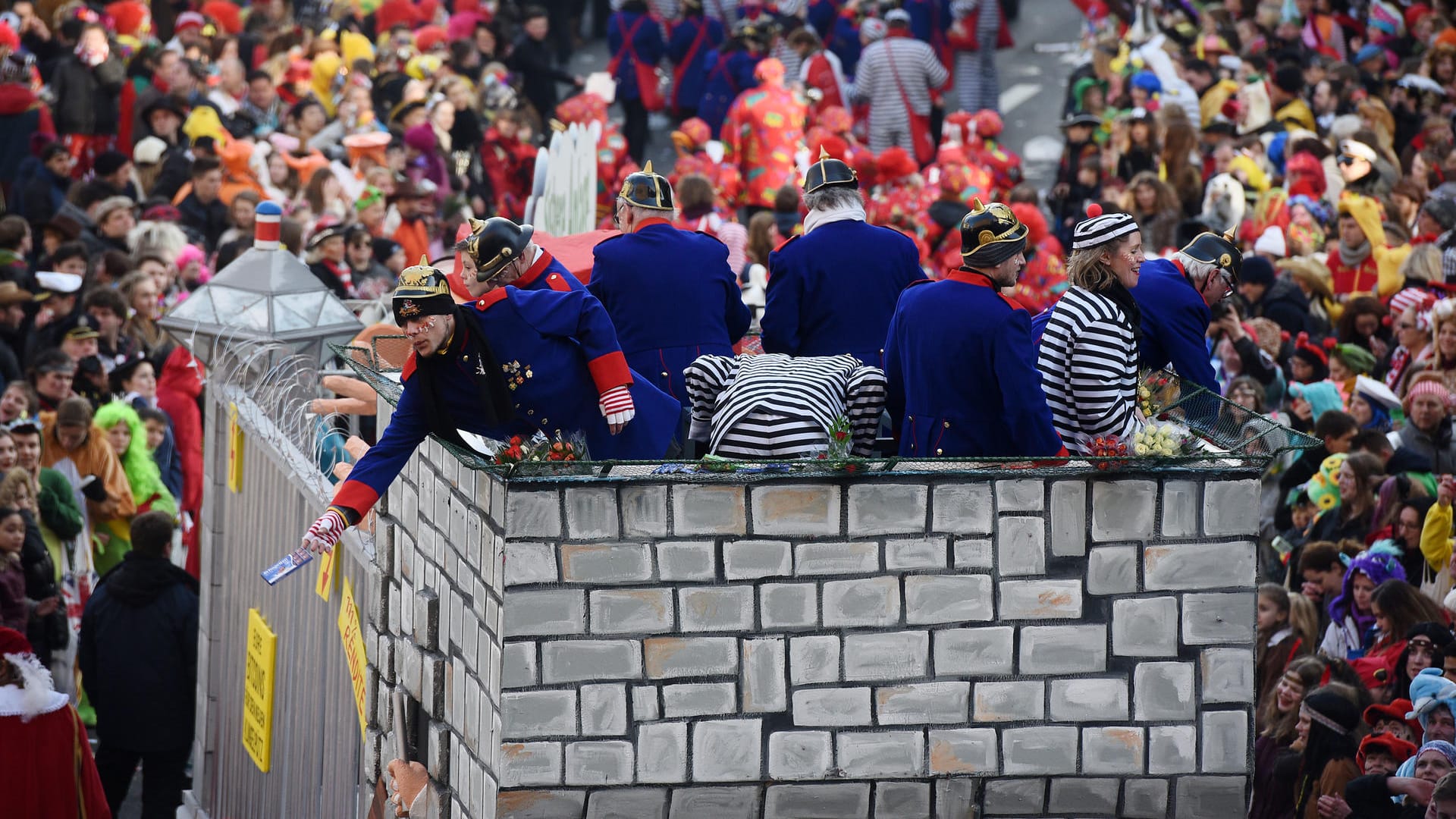 Karnevalsumzug: Mitunter kann es ins Auge gehen, wenn an Karneval Süßigkeiten von den Umzugswagen geworfen werden. Aber wer haftet bei Verletzungen?