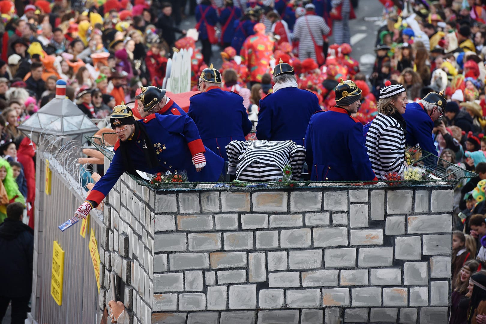 Karnevalsumzug: Mitunter kann es ins Auge gehen, wenn an Karneval Süßigkeiten von den Umzugswagen geworfen werden. Aber wer haftet bei Verletzungen?