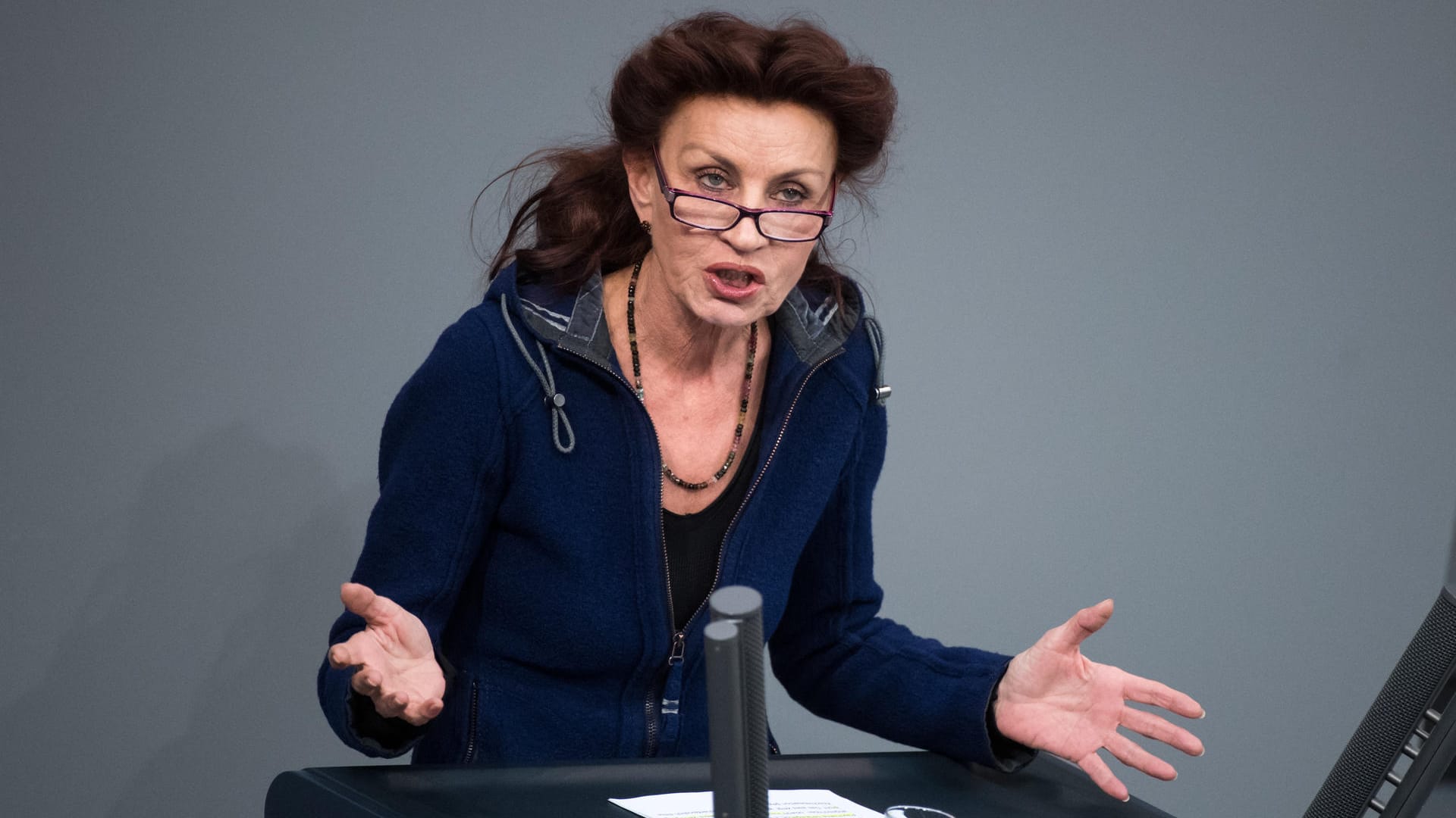 "Röntgenaufnahmen stellen einen Eingriff in die persönliche Unversehrtheit und eine Vorverurteilung Schutzsuchender dar", so Jelpke. "Röntgenaufnahmen stellen einen Eingriff in die persönliche Unversehrtheit und eine Vorverurteilung Schutzsuchender dar", so Jelpke.
