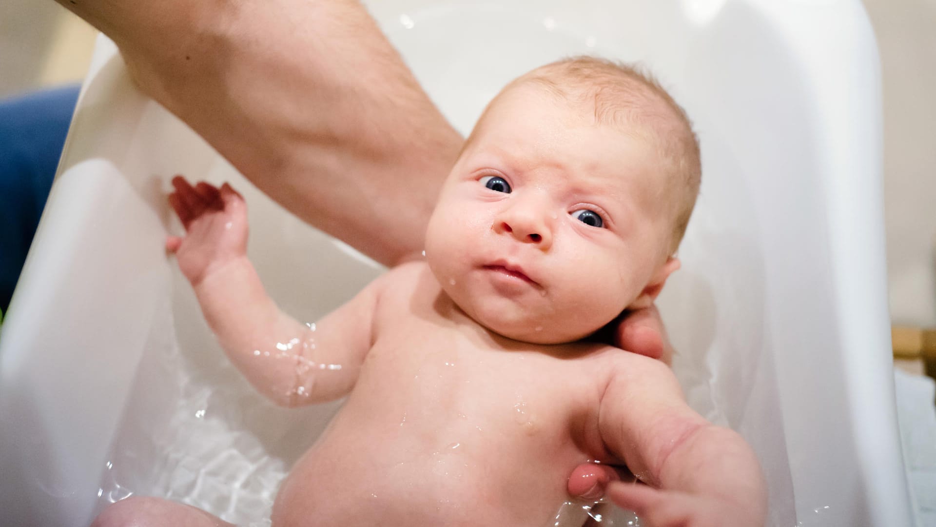 Ein Baby wird gebadet: Der wichtigste Grund für heißes Wasser bei der Geburt war früher die Vernichtung von schädlichen Keimen.