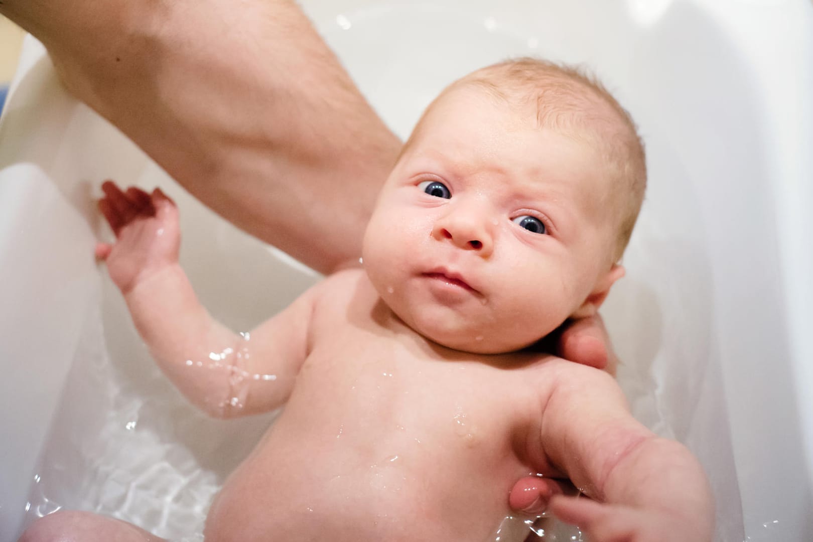 Ein Baby wird gebadet: Der wichtigste Grund für heißes Wasser bei der Geburt war früher die Vernichtung von schädlichen Keimen.