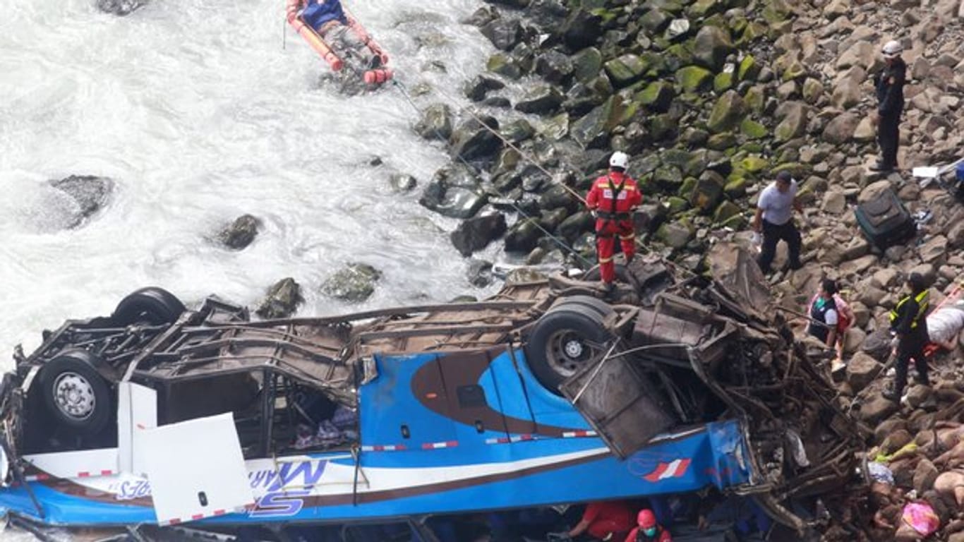 Busunfall: Ein verletzter Mann wird in der Provinz Huaral (Peru) von Rettungskräfte in Sicherheit gebracht.