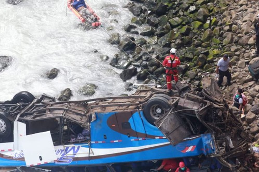 Busunfall: Ein verletzter Mann wird in der Provinz Huaral (Peru) von Rettungskräfte in Sicherheit gebracht.