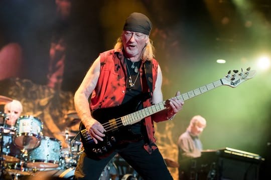 Bassist Roger Glover von Deep Purple 2017 in der Olympiahalle in München.