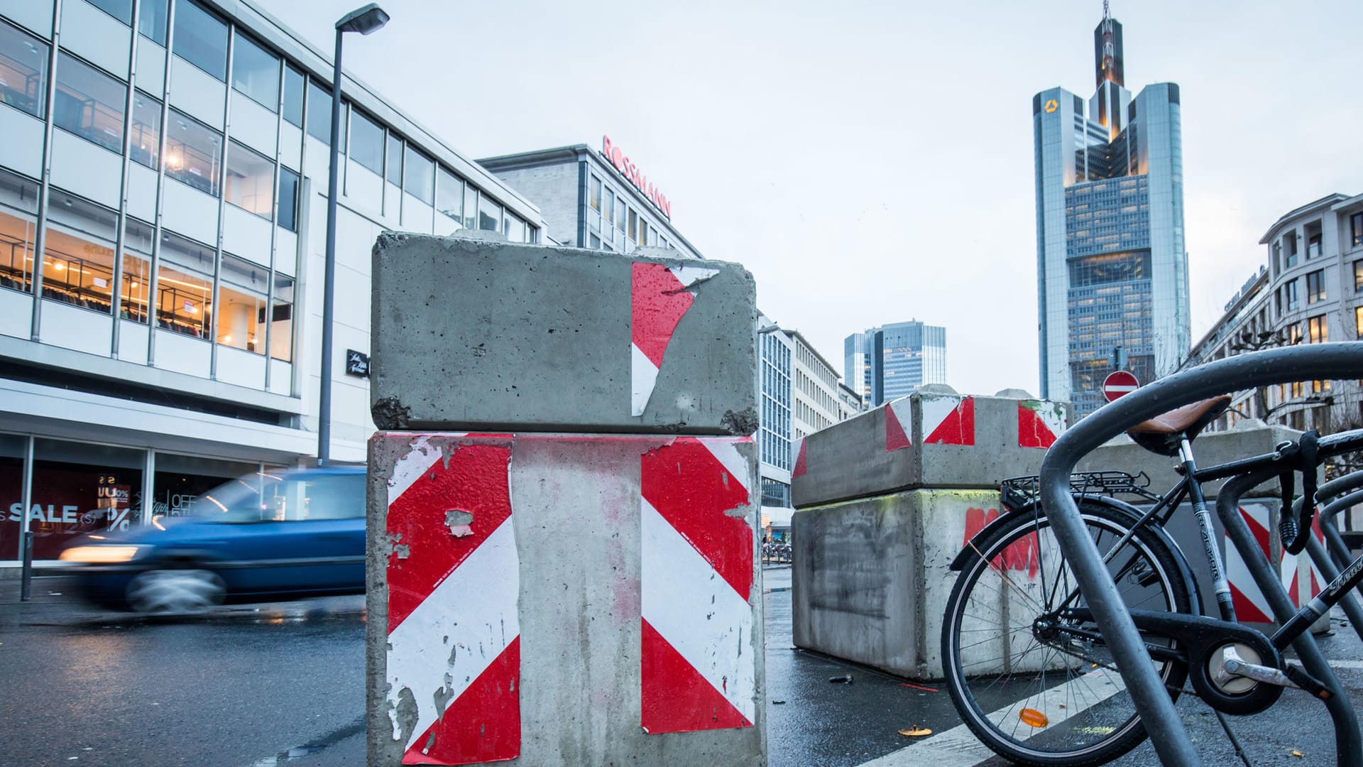 Betonsperren stehen in Frankfurt am Main am Rand der Hauptwache in der Innenstadt.