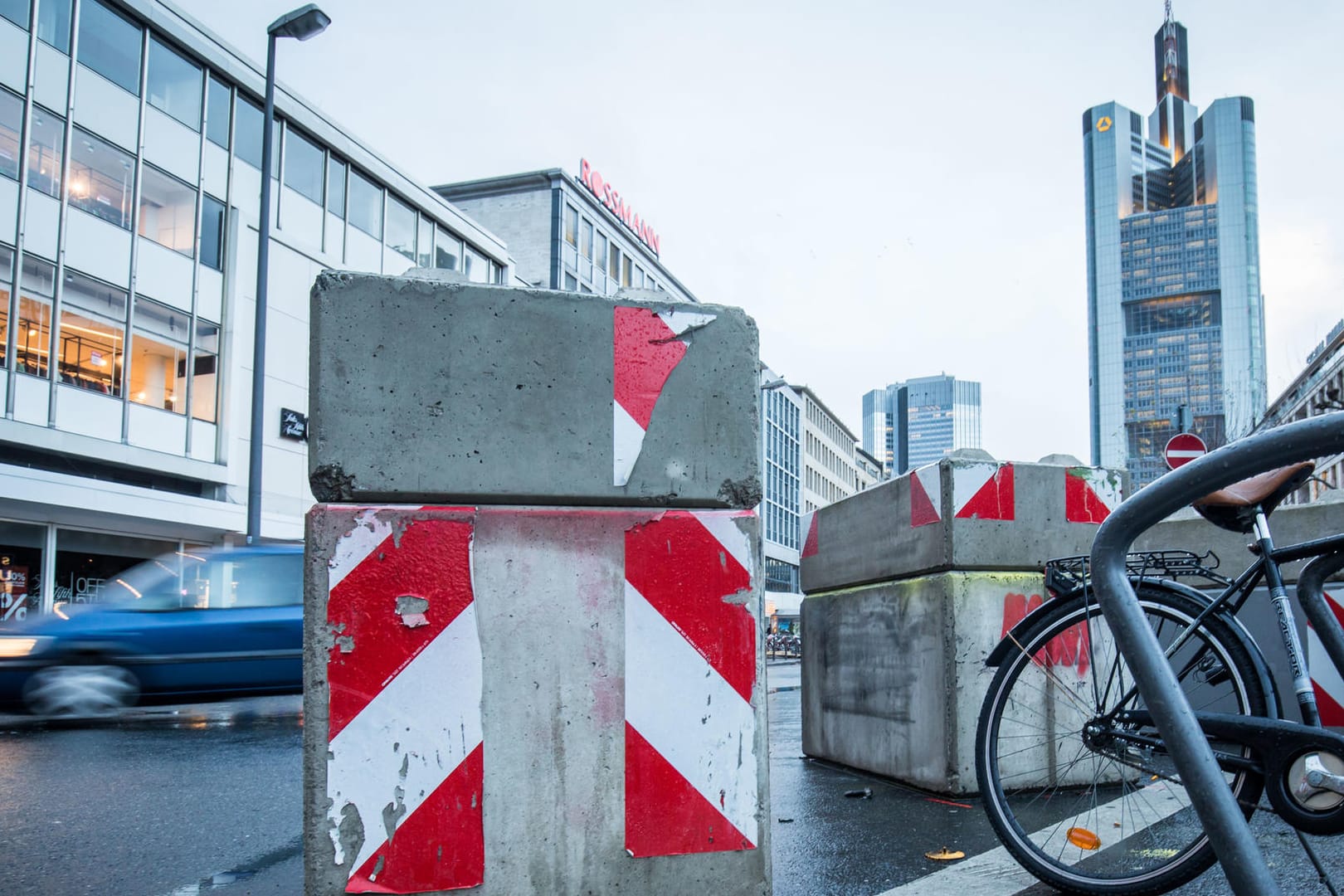 Betonsperren stehen in Frankfurt am Main am Rand der Hauptwache in der Innenstadt.