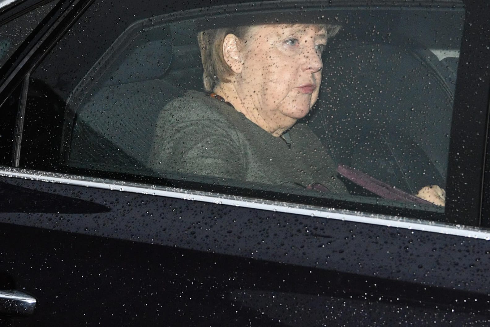 CDU-Chefin Merkel auf dem Weg zum Spitzentreffen: Am Nachmittag wollen Union und SPD über den Ablauf der Sondierungen sprechen.