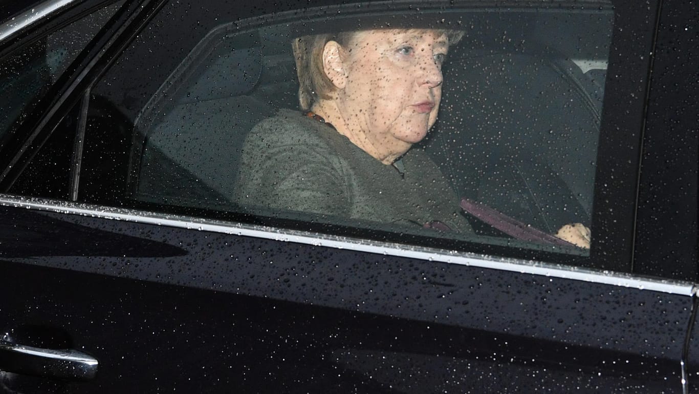 CDU-Chefin Merkel auf dem Weg zum Spitzentreffen: Am Nachmittag wollen Union und SPD über den Ablauf der Sondierungen sprechen.