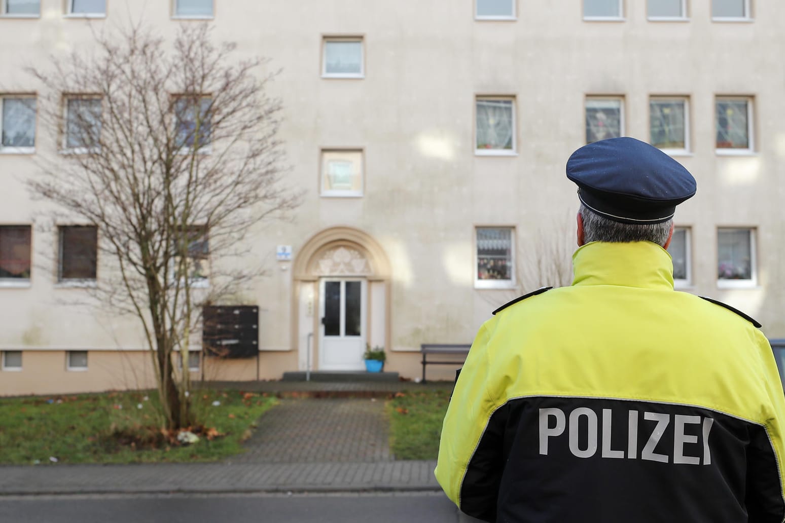 Polizist vor dem Fundort der Leichen: Die beiden Säuglinge waren offenbar bereits länger tot.