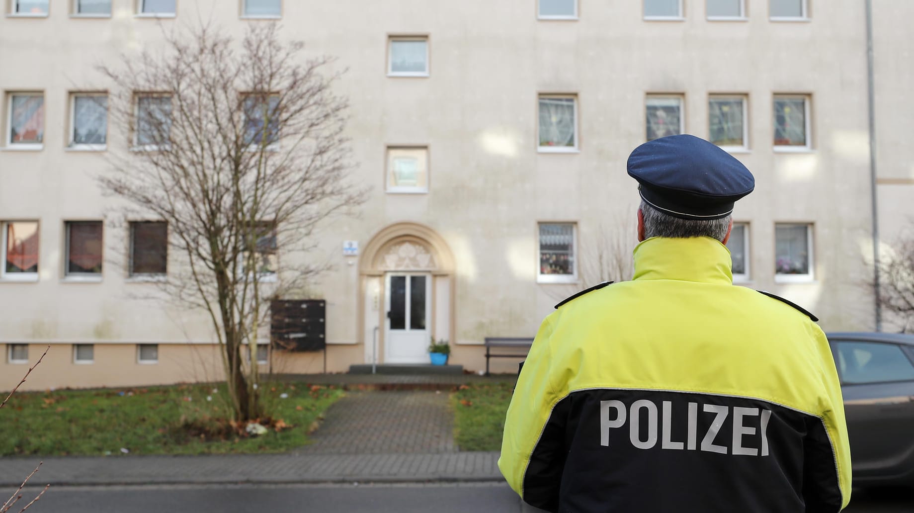 Polizist vor dem Fundort der Leichen: Die beiden Säuglinge waren offenbar bereits länger tot.