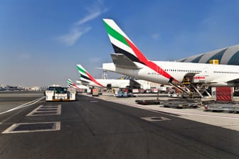 Flugzeuge am Flughafen in Dubai: Emirates führt die Liste der sichersten Airlines 2017 an.