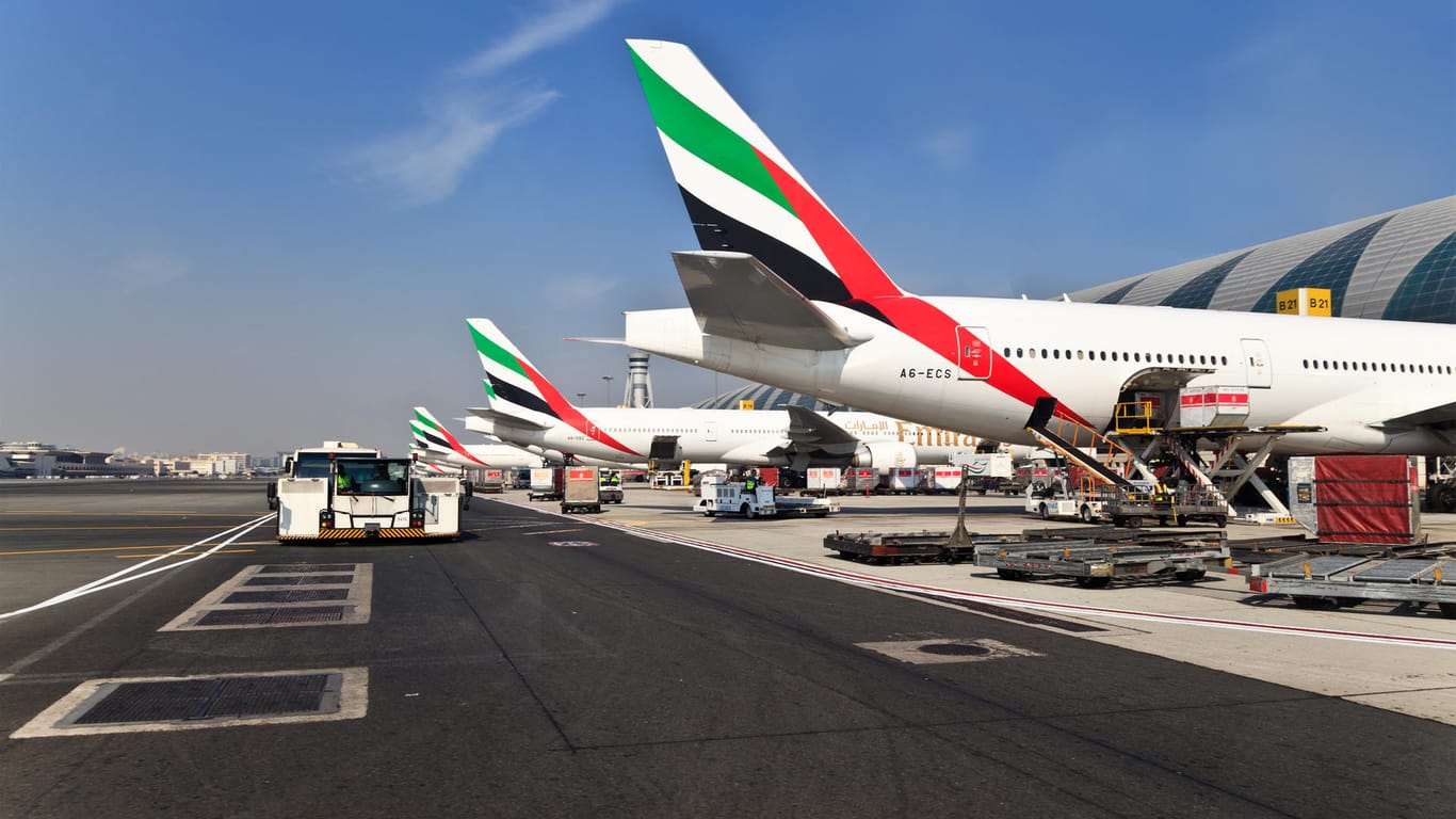 Flugzeuge am Flughafen in Dubai: Emirates führt die Liste der sichersten Airlines 2017 an.