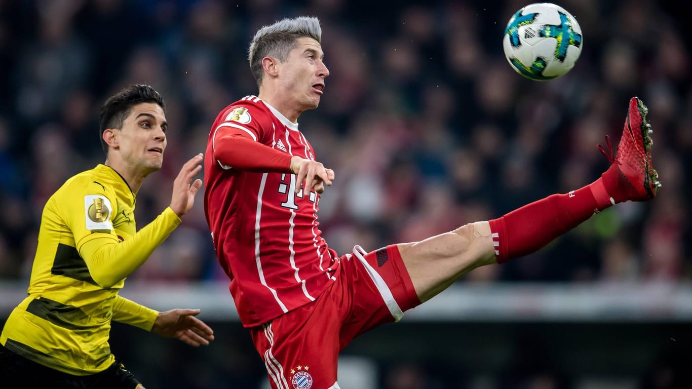 Dortmunds Marc Bartra hat das Nachsehen gegen Bayerns Robert Lewandowski: In der Tabelle liegt der BVB 13 Punkte zurück.