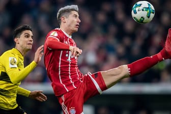 Dortmunds Marc Bartra hat das Nachsehen gegen Bayerns Robert Lewandowski: In der Tabelle liegt der BVB 13 Punkte zurück.