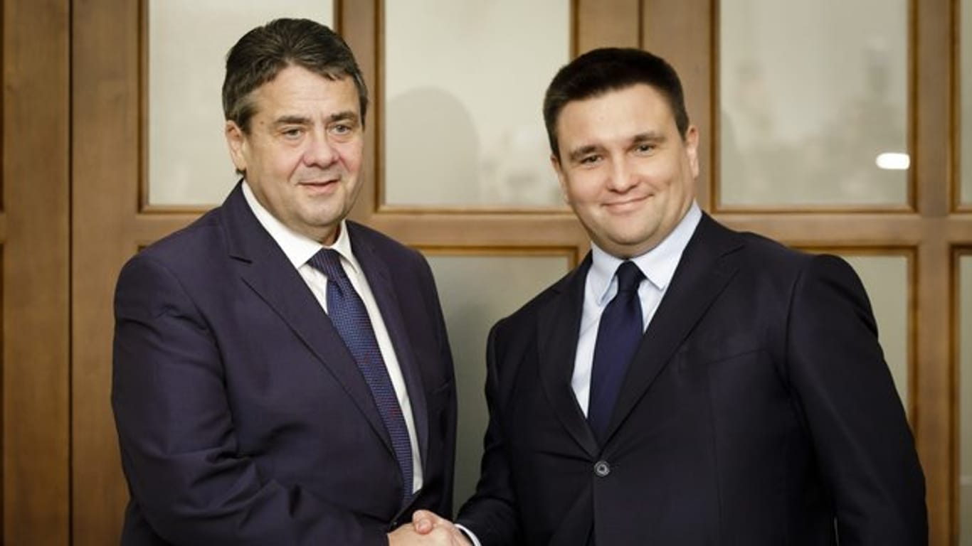 Bundesaußenminister Sigmar Gabriel (l) trifft in Kiew seinen ukrainischen Amtskollegen Pawel Klimkin.