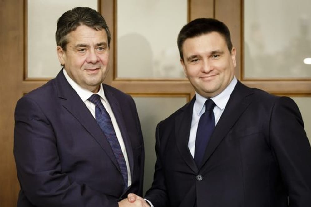 Bundesaußenminister Sigmar Gabriel (l) trifft in Kiew seinen ukrainischen Amtskollegen Pawel Klimkin.
