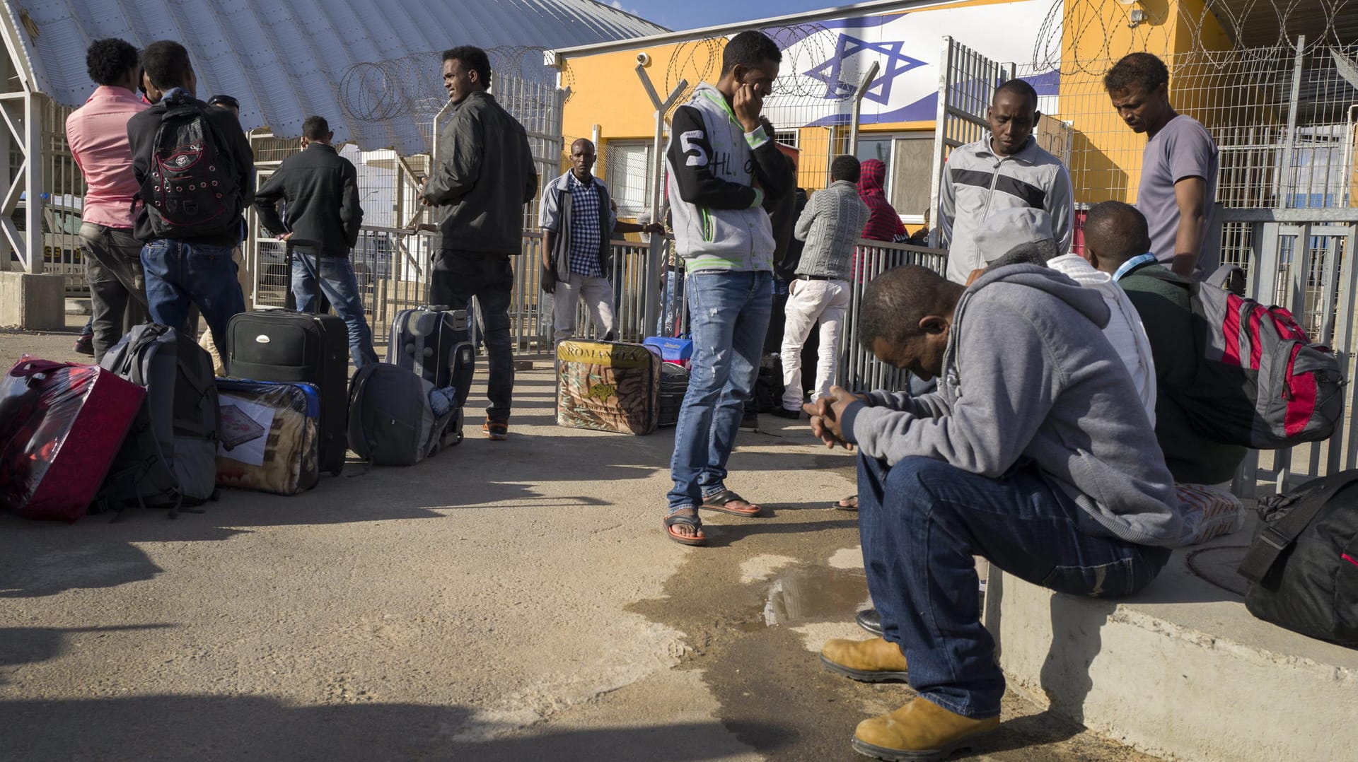 Flüchtlinge vor dem Internierungslager Cholot: Dieses Lager soll geschlossen werden.