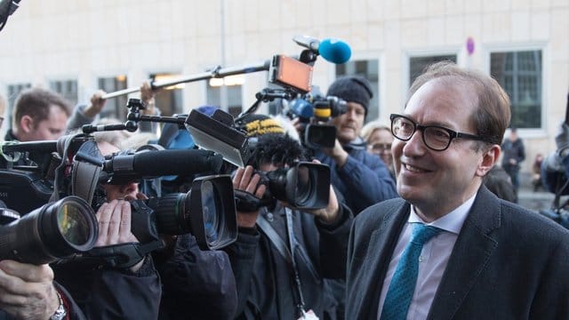 CSU-Landesgruppenchef Alexander Dobrindt kommt zu einem Treffen der Partei- und Fraktionschefs von CDU, CSU und SPD in Berlin. CSU-Landesgruppenchef Alexander Dobrindt kommt zu einem Treffen der Partei- und Fraktionschefs von CDU, CSU und SPD in Berlin.